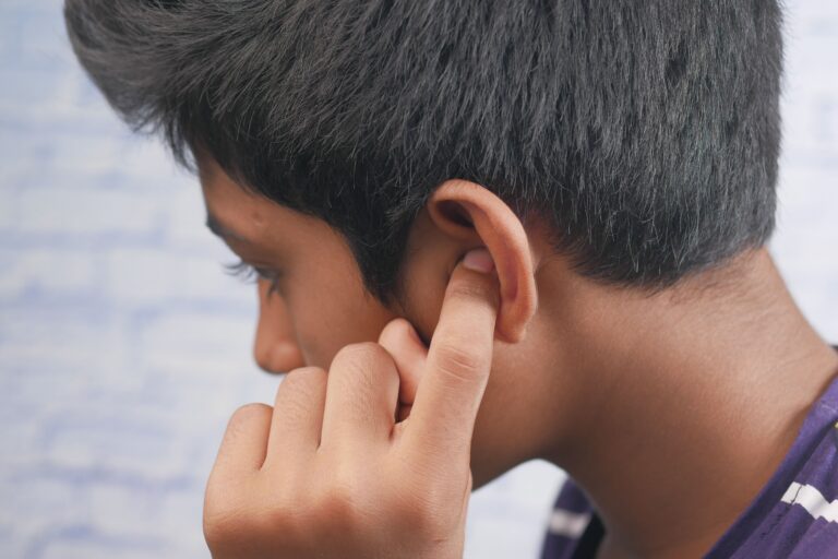 कानों की सही देखभाल: सुनने की शक्ति बचाने के लिए इन 5 चीजों से बचें